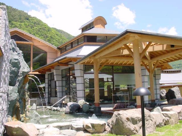 新グッズの紹介 この秋、かぐらの湯♨️再開が待ち遠しい日々ですが、協会グッズに手ぬぐいとミニハンカチが仲間入りしました。皆様のお越しをお待ちしております。遠山郷