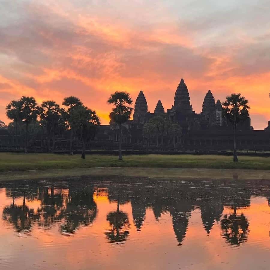 アンコールワットの真ん中に太陽が昇る日は春分の日と秋分の日。年間太陽位置で決めるカンボジア旅行 2024年春分の日体験ブログ ねぇねぇ