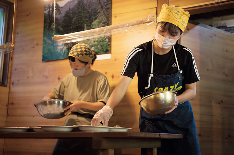 山小屋泊登山 目の前は黒部川。うれしいリバー・ビュー。「薬師沢小屋」北アルプス山小屋大全PEAKS