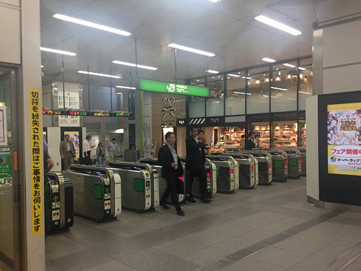 秋葉原駅中央改札の近くに巨大サイネージを備えた「Yostar OFFICIAL SHOP JR秋葉原駅店」がオープン -