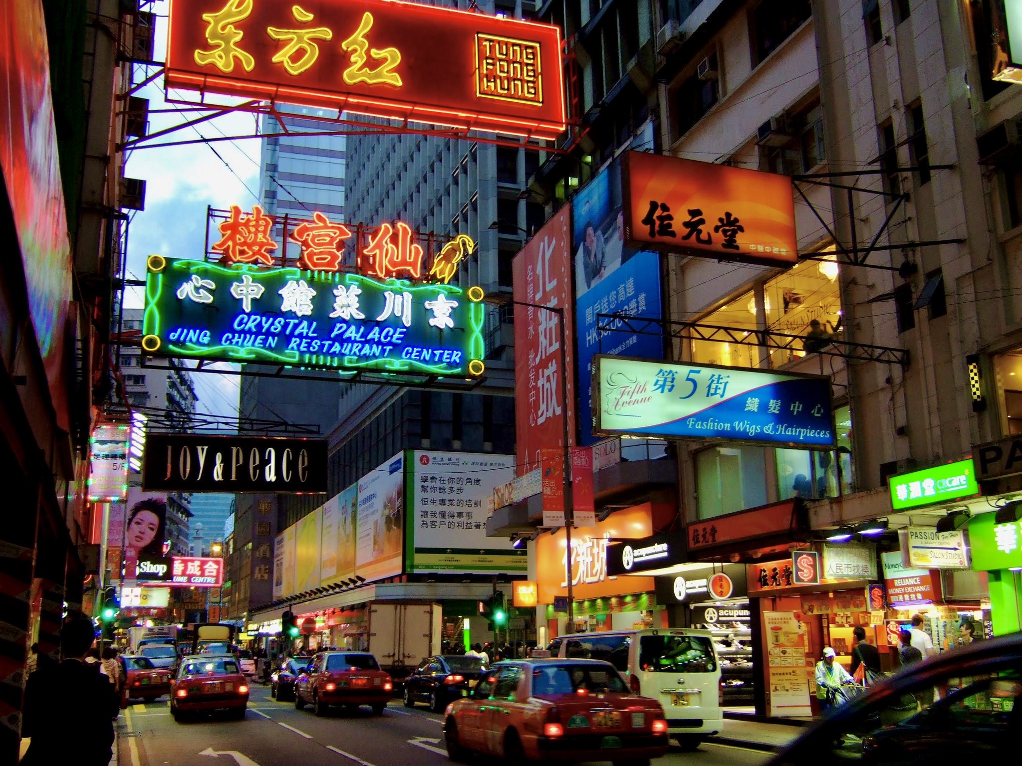 香港名物の道にせり出した看板やネオン。台風で落下するので最近は減った。の写真素材FYI04482194ストックフォトの QleanMarket キュリンマーケット