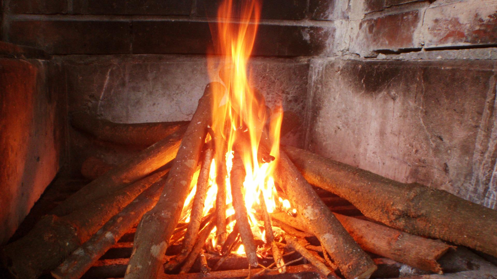 キャンプでの焚き火初心者の火おこし術・やり方～これだけ覚えれば焚き火マスター - 焚き火場づくり日本焚き火コミュニケーション協会