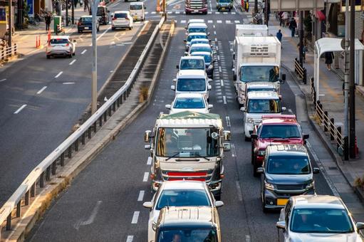 高速道路は、渋滞の中で一列に並んでいる車やゆっくりと動いている車でいっぱいです。市内のラッシュアワー中の午後の交通渋滞と混雑。AI生成画像の写真素材・画像素材Image 207347519