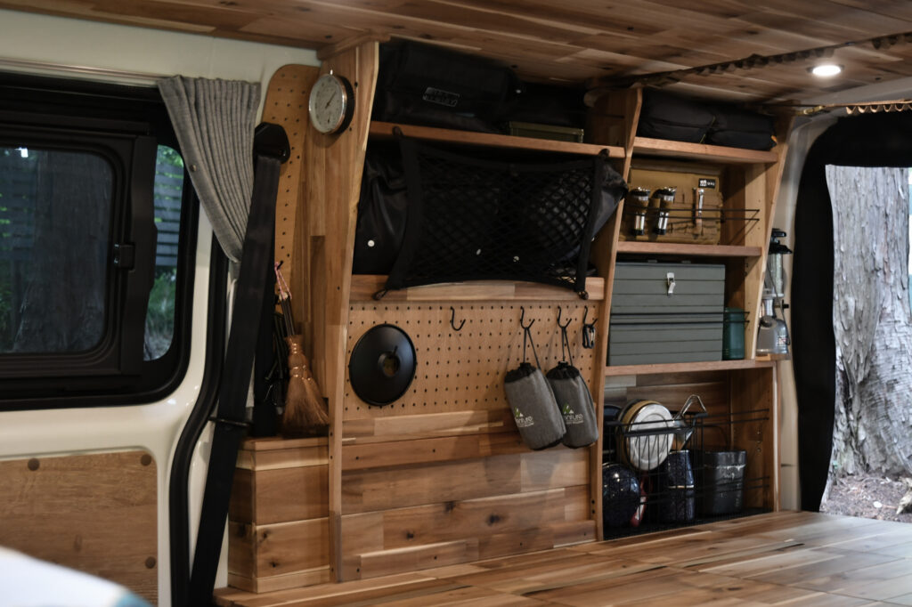 ハイエースを車中泊仕様にしよう！手軽にキャンピングカー風に変貌させるおすすめカスタムパーツ紹介