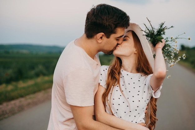 絆を結ぶロマンスと愛情のこもったデートのために、湖でカップルと幸せなデッキを作り、夏と休暇を楽しむために田舎の遊歩道で寄り添う男性と女性との自然旅行と休暇を愛してください。Premium写真