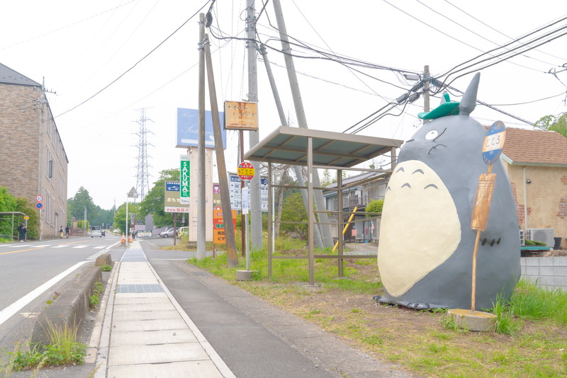 隠れスポット トトロの「バス停の看板」は！？映画「となりのトトロ」とジブリパーク「サツキとメイの家」見どころ - どんどこ魔法界ドットコムジブリパークとジブリ グッズ