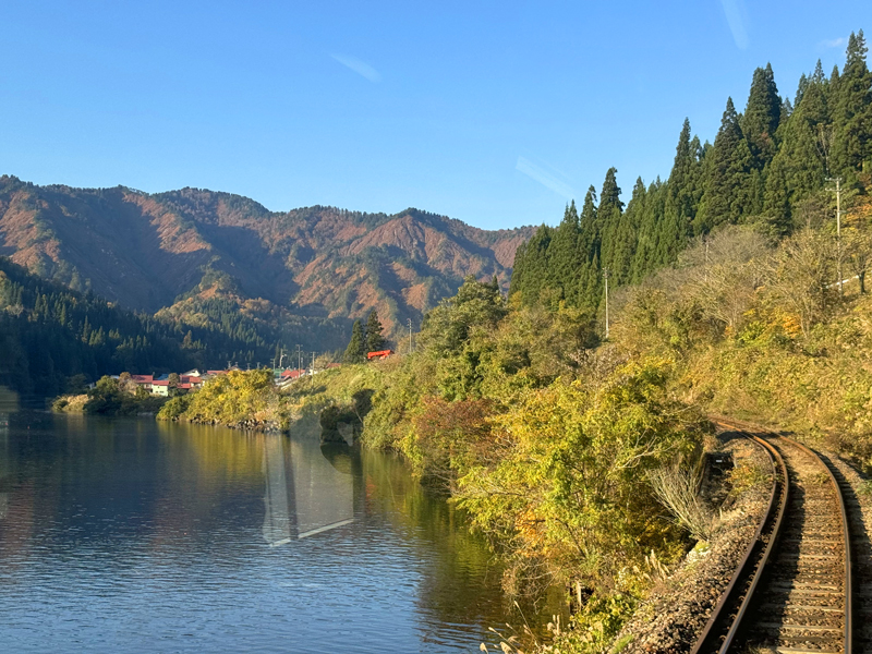 奥会津の絶景ポイント！四季を通して楽しめる第一只見川橋梁ビューポイントは紅葉も格別に楽しめる！SHARE BASEMagazine シェアベースマガジン