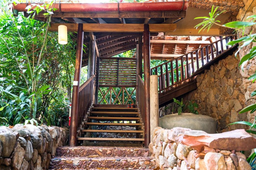 ベランダガーデン事例：リゾート風ガーデンをDIYしたい人向け！使われている植物・資材もすぐわかる！ 4. ベランダガーデン事例集