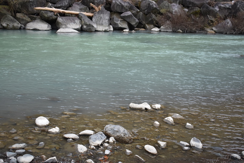 神奈川・無料 自宅を引き払い車上生活の58歳が中津川河川敷で焚き火と車中泊DRIMOキャンピングカ