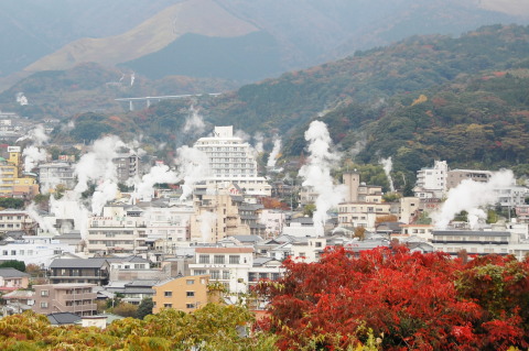 湯けむり展望台 大分県別府市 」別府観光に！扇山を背景に立ちのぼる湯けむり風景昼下がりのカフェで眺める、スィーツ、パン、旅、グルメの雑誌みたいな日常