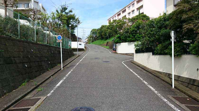 狭い道路の警告看板の写真素材24237939 毎月1点無料 フリー のストックフォト