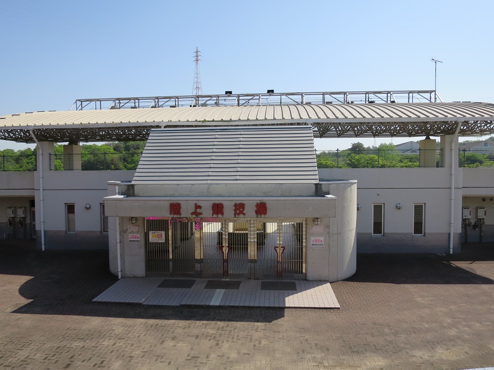 兵庫県三木市三木山総合公園・陸上競技場 サッカーグラウンド情報無料の大型遊具がある「みきっこランド」隣にある土の陸上競技場です。 –\サッカーキッズ子育て応援ブログ