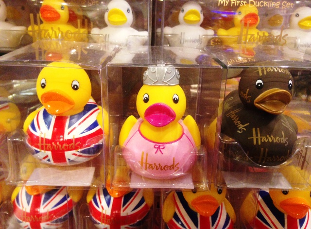 ロンドンくま旅行記➃ ハロッズにハムリーズ ロンドンの大人気くまスポットはココ！くまの定期便