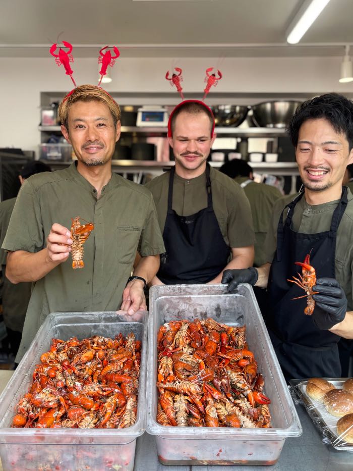 フィンランド🇫🇮の夏の宴でザリガニ🦀を食べる Rapujuhla kokko🍁