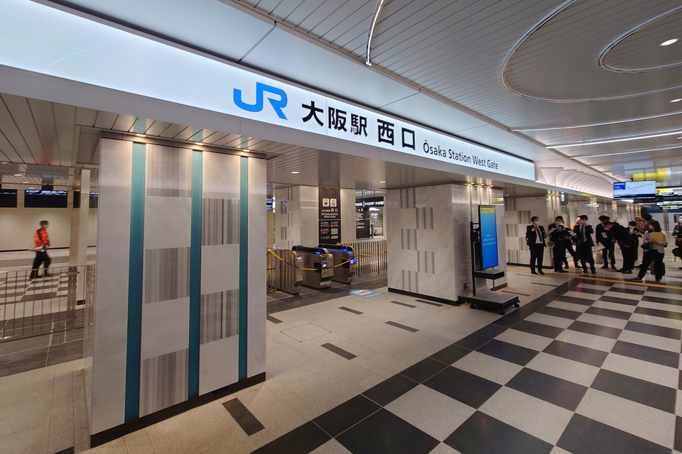 JR大阪駅中央改札口が工事中、何ができるのやら定点観測