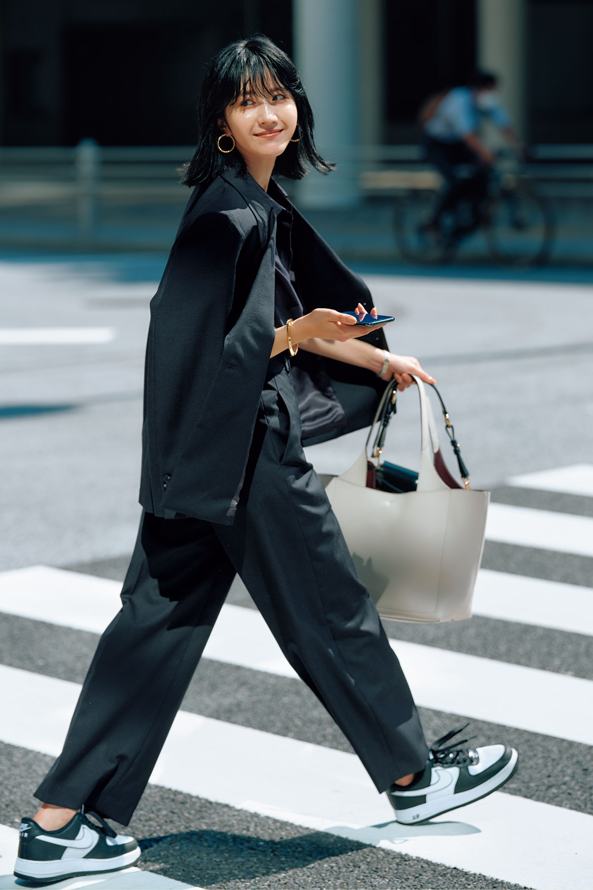 スニーカー」を使った旅行に最適な梅雨コーデ5選。30代におすすめ4MEEE