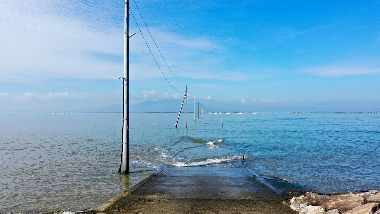 太陽に向かって歩く5月と8月は長部田海床路の延長線上に夕日がこのまま太陽まで昇れそう長部田海床路住吉海岸公園ジンベエ像宇土宇土市宇土日和宇土日和フォトコン2023フォトコンテスト開催中utokunamotovisitkumamotovisitjapankyushutrip