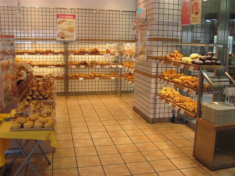 現在、水戸駅改札前の3本の柱に常磐大学の広告を出しています！ 今回は木をモチーフにしていて、まるで構内に3本の木が生えているように見えるデザインです。水戸駅にお立ち寄りの際は、ぜひご注目ください！常磐大学常磐短期大学tokiwauniversity水戸駅水戸