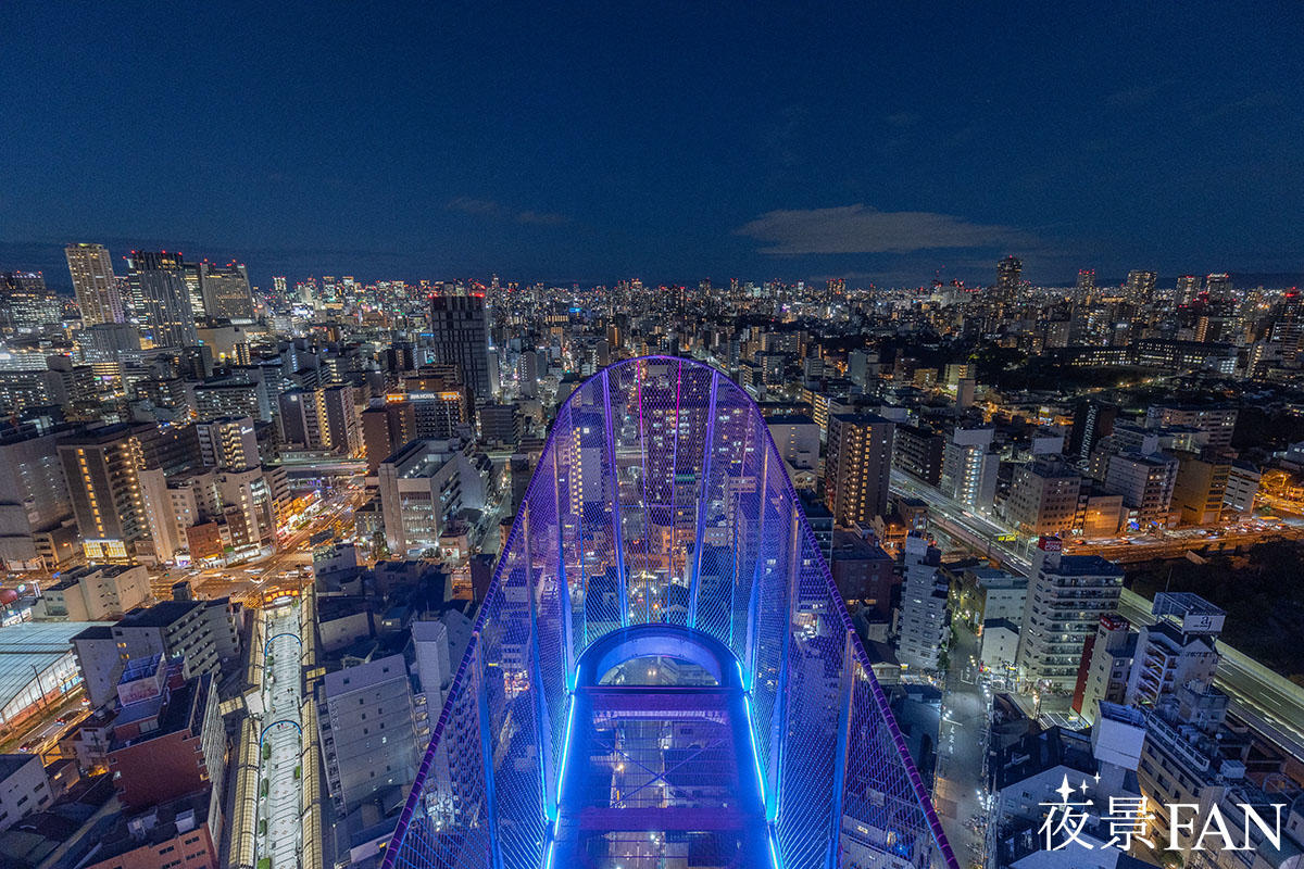 久々に大阪で夜景撮影。 曇りの日のハルカスも全体的にフィルターみたいになって良い感じやね。 写真は、自分の望遠を最大限駆使して撮った通天閣。Location: