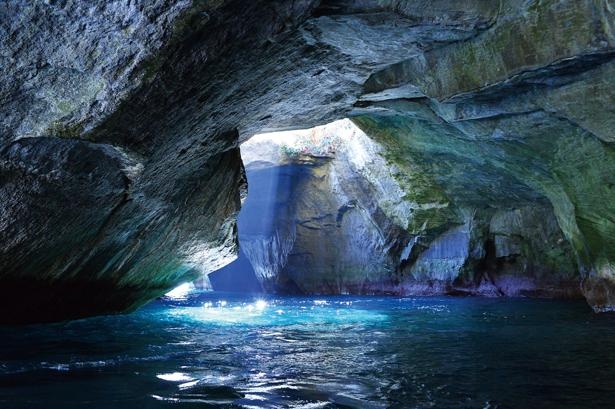 堂ヶ島マリンの洞くつめぐり遊覧船で青の洞窟とリアス式海岸の絶景ツアーを体験 – 静岡のまち案内ZUNAI