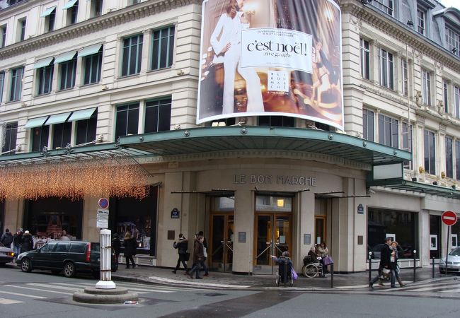 パリの老舗デパート、ボン・マルシェに氷山が出現！ 巨大アートが暗示する地球温暖化の脅威。Vogue Japan