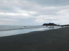 北海道伊達市にある「北舟岡駅」は、海に面した絶景駅！ 線路のすぐ向こうはすぐ海！内浦湾の絶景が広がります。この日はさらに遠く函館方面、駒ヶ岳も望めました✨✨ 一度は訪れてみて欲しい素敵な駅です☺️北海道北海道旅行伊達市北舟岡駅駅絶景駅jr