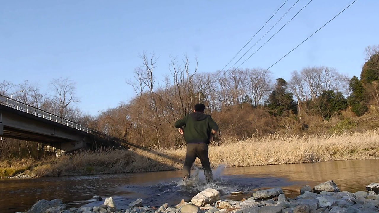 子供 石投げ 遊び