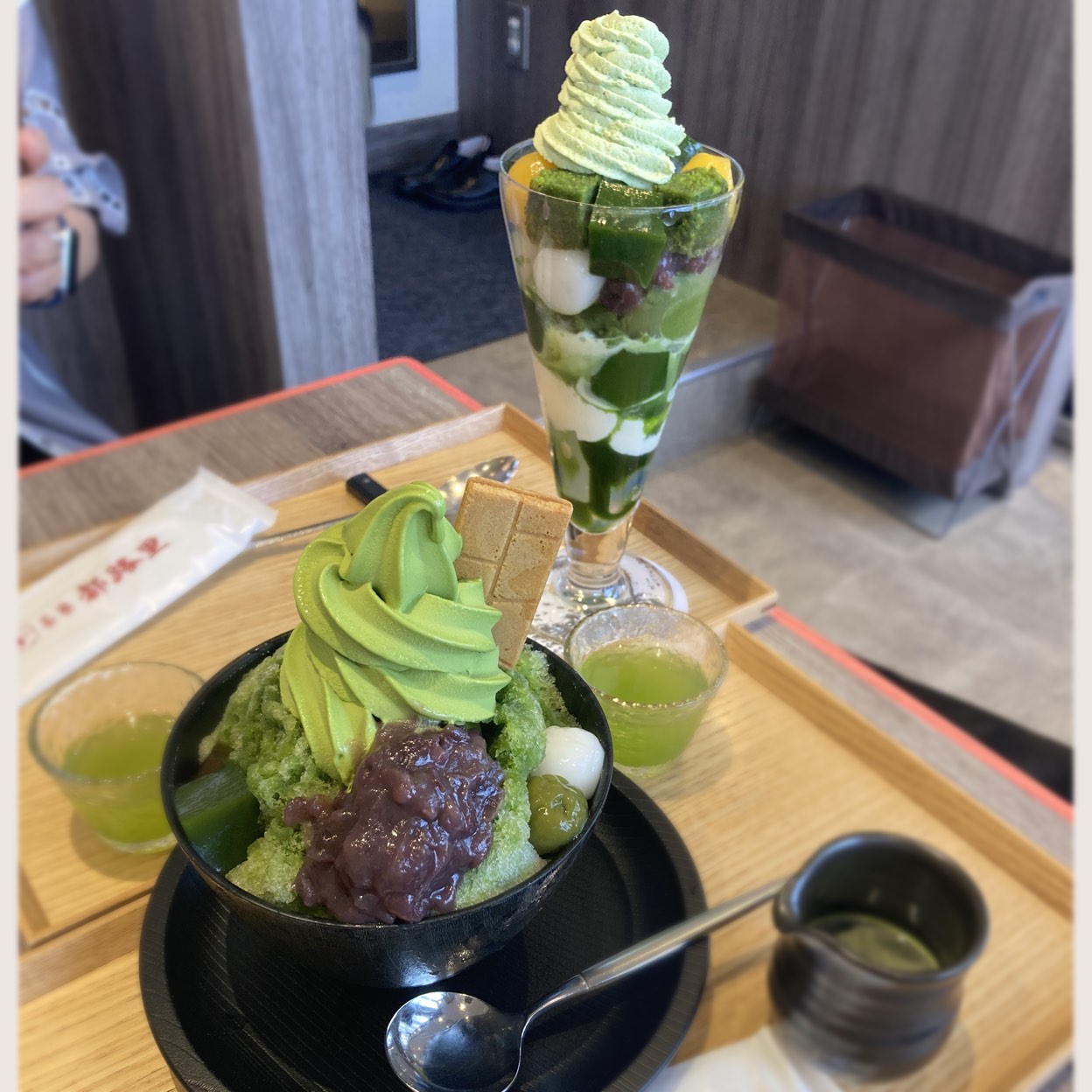 茶寮都路里 京都伊勢丹店のクリスマスパフェ、“ツリー風”タルト＆スノーマン型抹茶クッキー - ファッションプレス