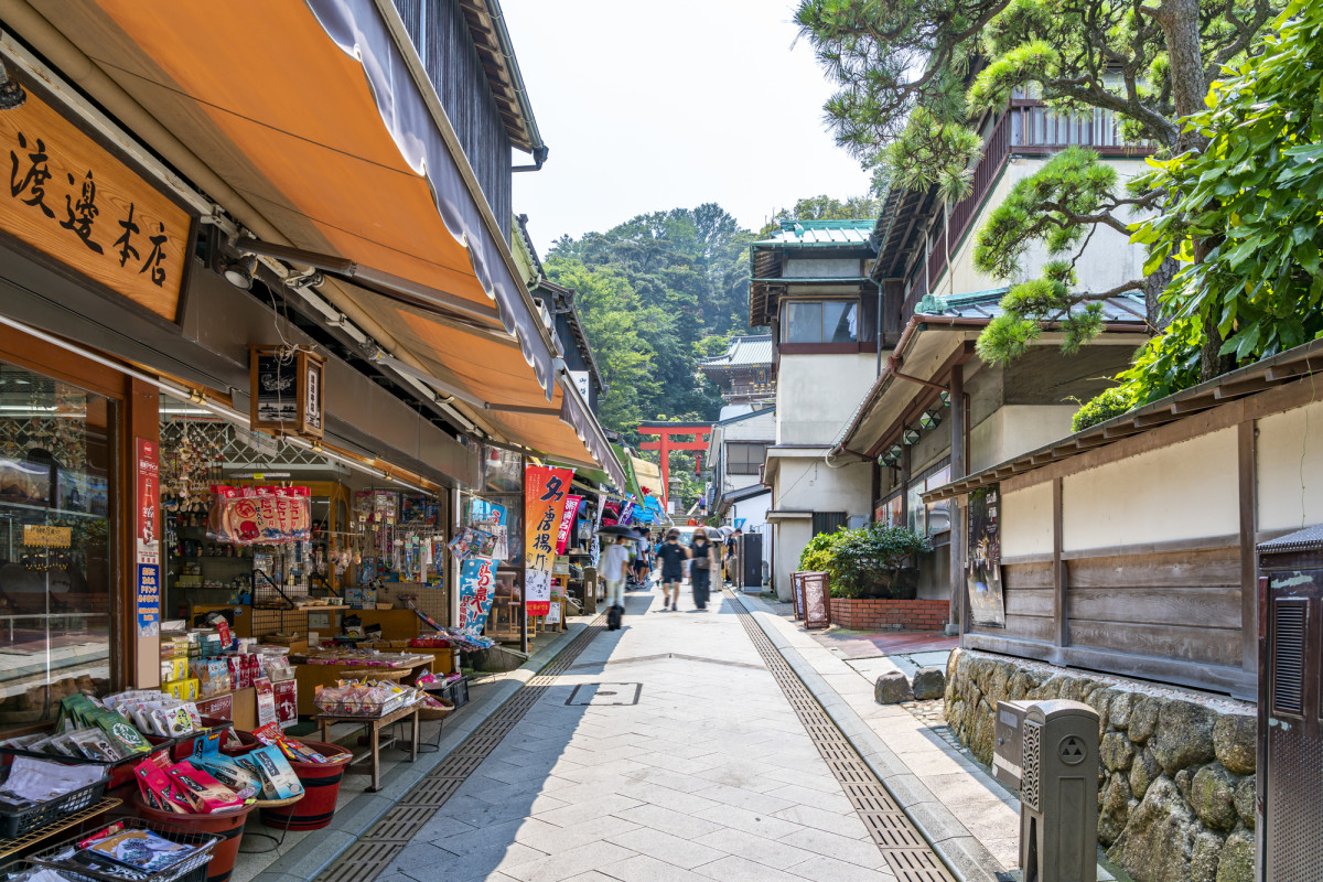 湘南・江の島 「弁財天仲見世通り」で 新旧の名物グルメを食べ歩きるるぶ&more