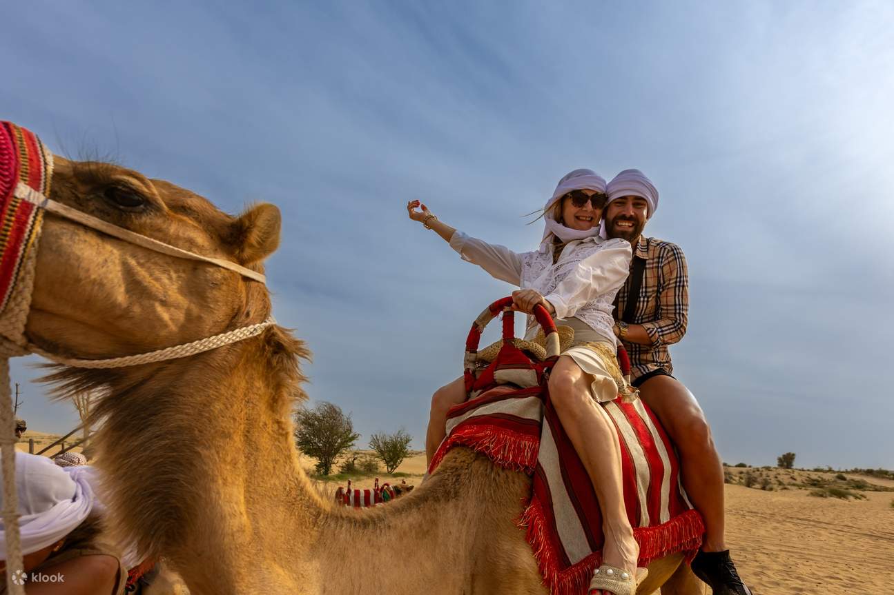 アブダビ：魔法の4x4砂漠ツアー カメルライド＆サンドボーディングGetYourGuide