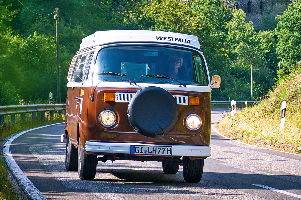 軽トラがレトロ顔「軽バン車中泊仕様」に！ 落ち着く「オシャ内装」ルーフには「ダイナミックな仕掛け」も!?くるまのニュース