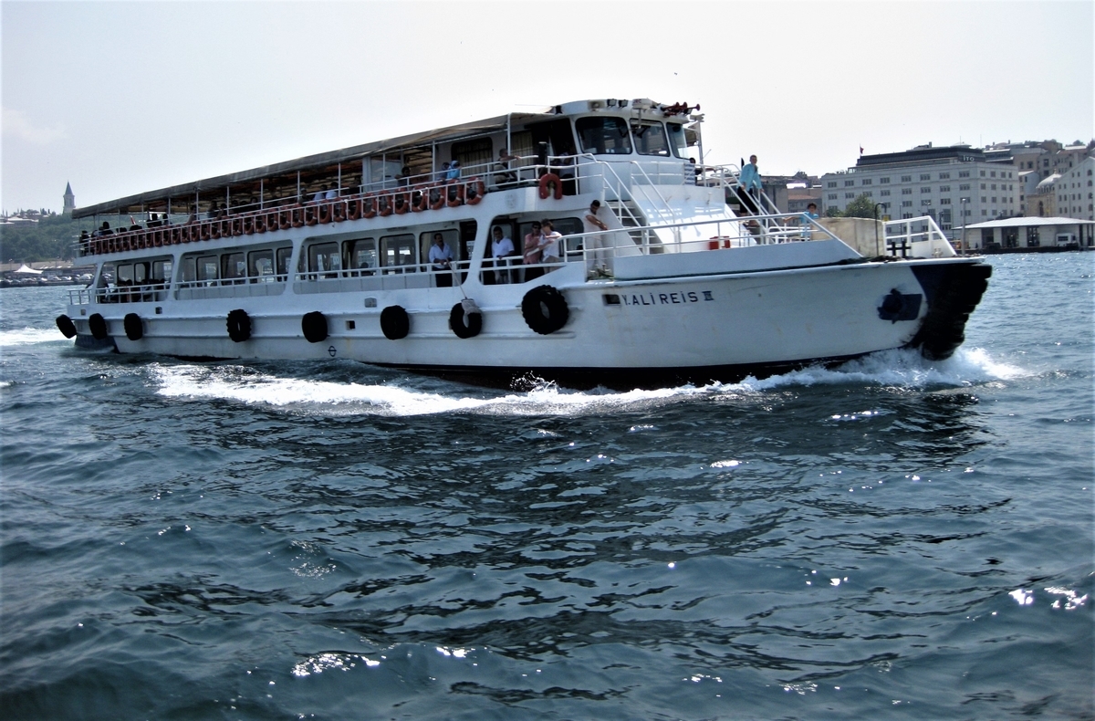 トルコのイスタンブールの夕暮れ時の金角湾Premium写真