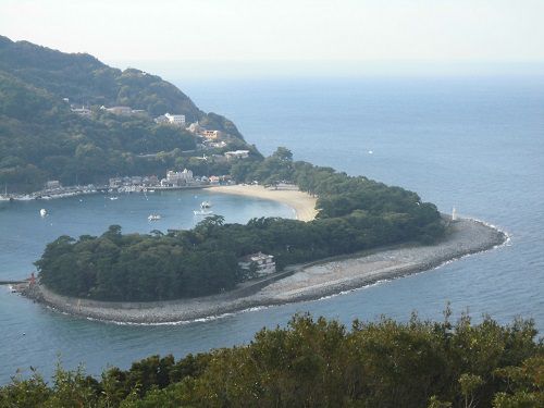 西伊豆戸田の小舟ヶ浜：波打ち際の美しい空のリフレクション