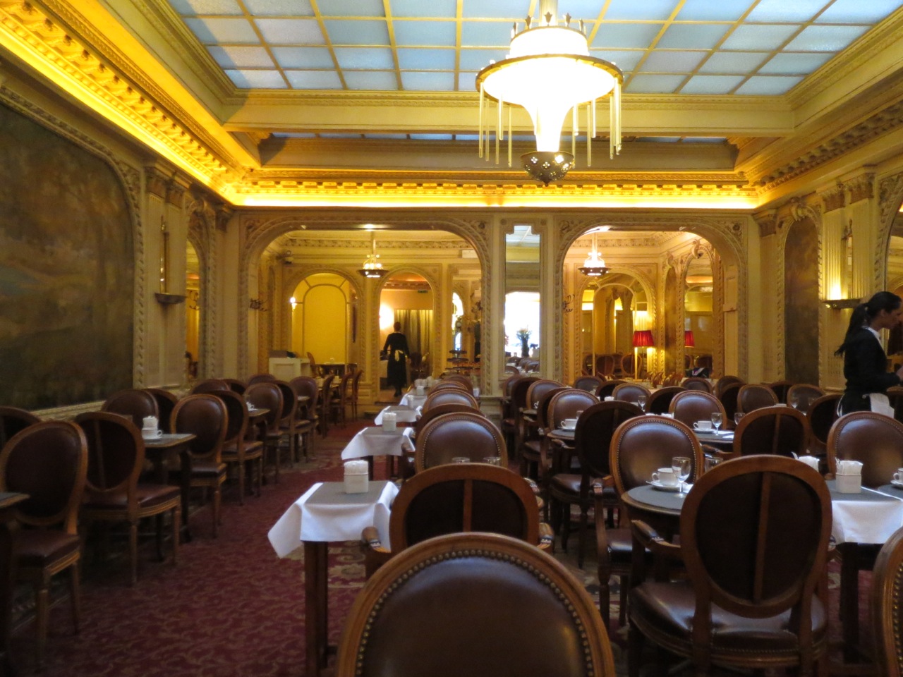 サンローラン」がパリのシャンゼリゼ通りにメゾン最大規模の旗艦店をオープン - WWDJAPAN