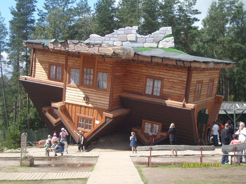 ポーランド・シンバルクにある逆さまの家。中 ：世界のオモロイ建築物 写真特集：時事ドットコム