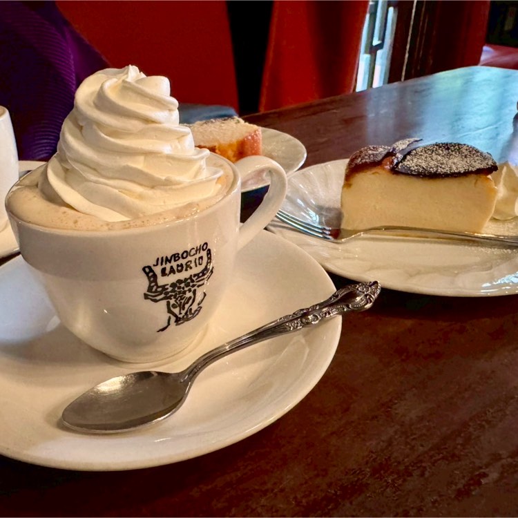 神保町の隠れ家純喫茶「ラドリオ」で味わうウインナーコーヒーとナポリタン