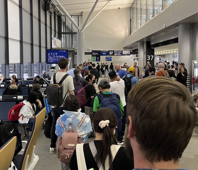 Denver 空港のUnited Clubラウンジわんことのことアメリカ生活inアーバイン