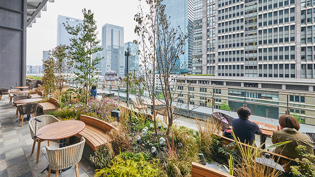 入口 左手がテラス席 ：ワインビストロ マルゴ丸の内