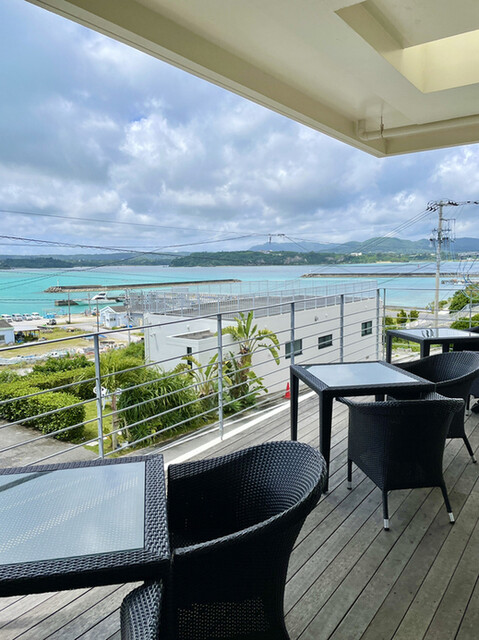 店内から見える爽快な景色！沖縄の絶景カフェまとめ沖縄の観光情報はFeel Okinawa