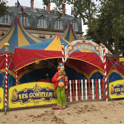 マイクラ統合版でサーカステントみたいな拠点を作ってみました！ サーカステント風のお家と、動物小屋、ワゴンみたいな畑を作りました🎪牛さんも大満足です！ 作り方をYouTubeで動画で公開中なので、ぜひプロフィールからチャンネルを見に来てくれたら嬉しいです