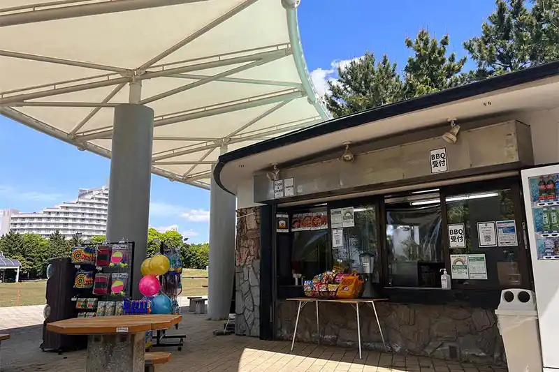 潮風公園駐車場 海を見渡す潮風公園に隣接の駐車場