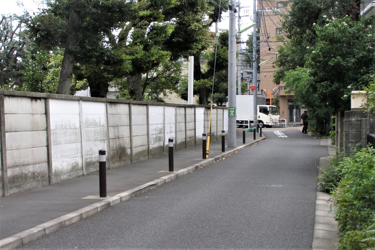 狭い道路で動けなくなったらどうする？通れない原因は？ くるまTipsMOBYモビー