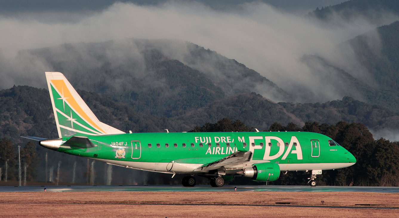 緑の飛行機が幹線道路上を横切る快感～福岡MGT Greenjet 飛行機撮影記