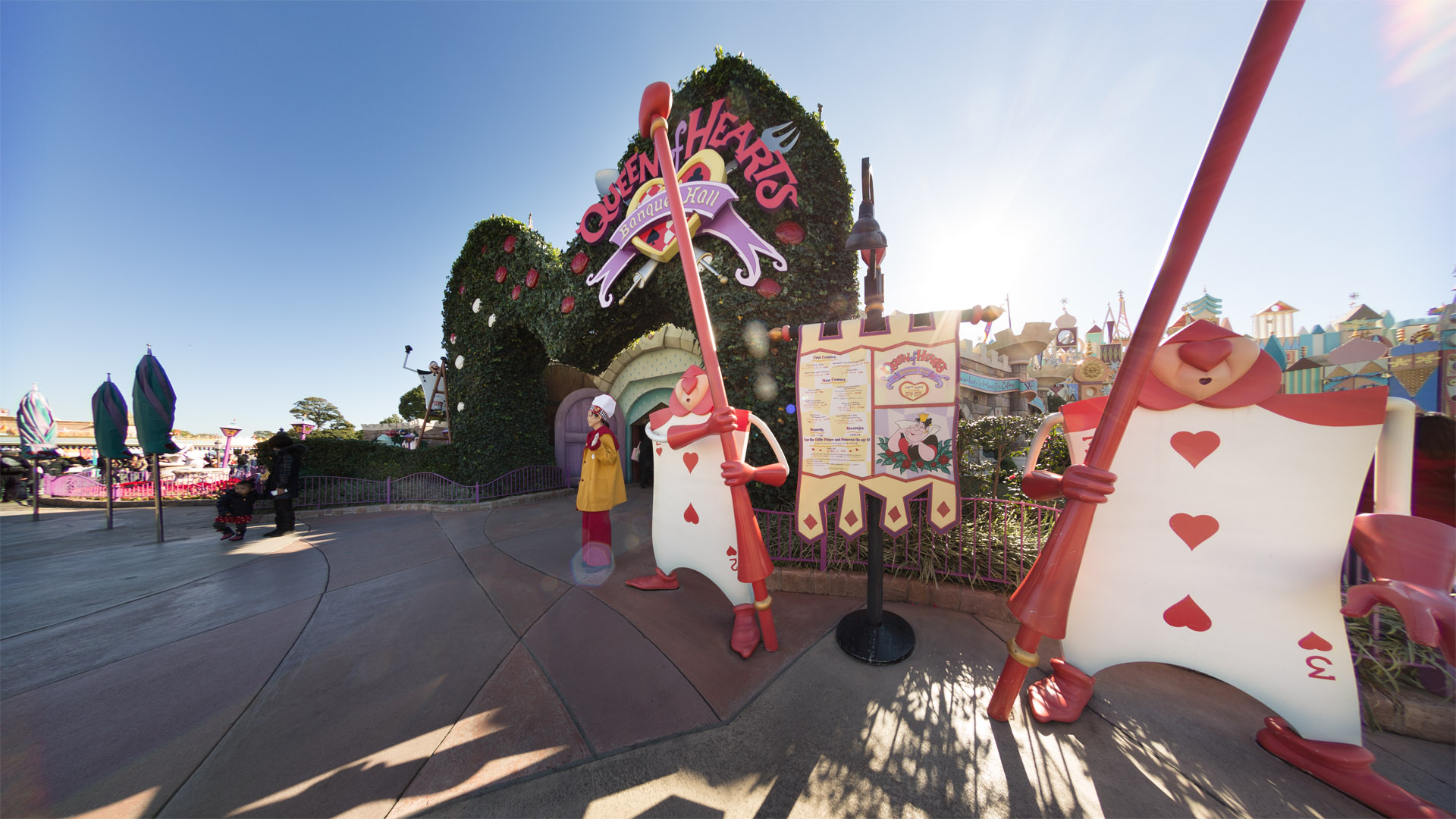 インスタ映えする！カラフルなレストランで楽しく食事をクイーン・オブ・ハートのバンケットホール