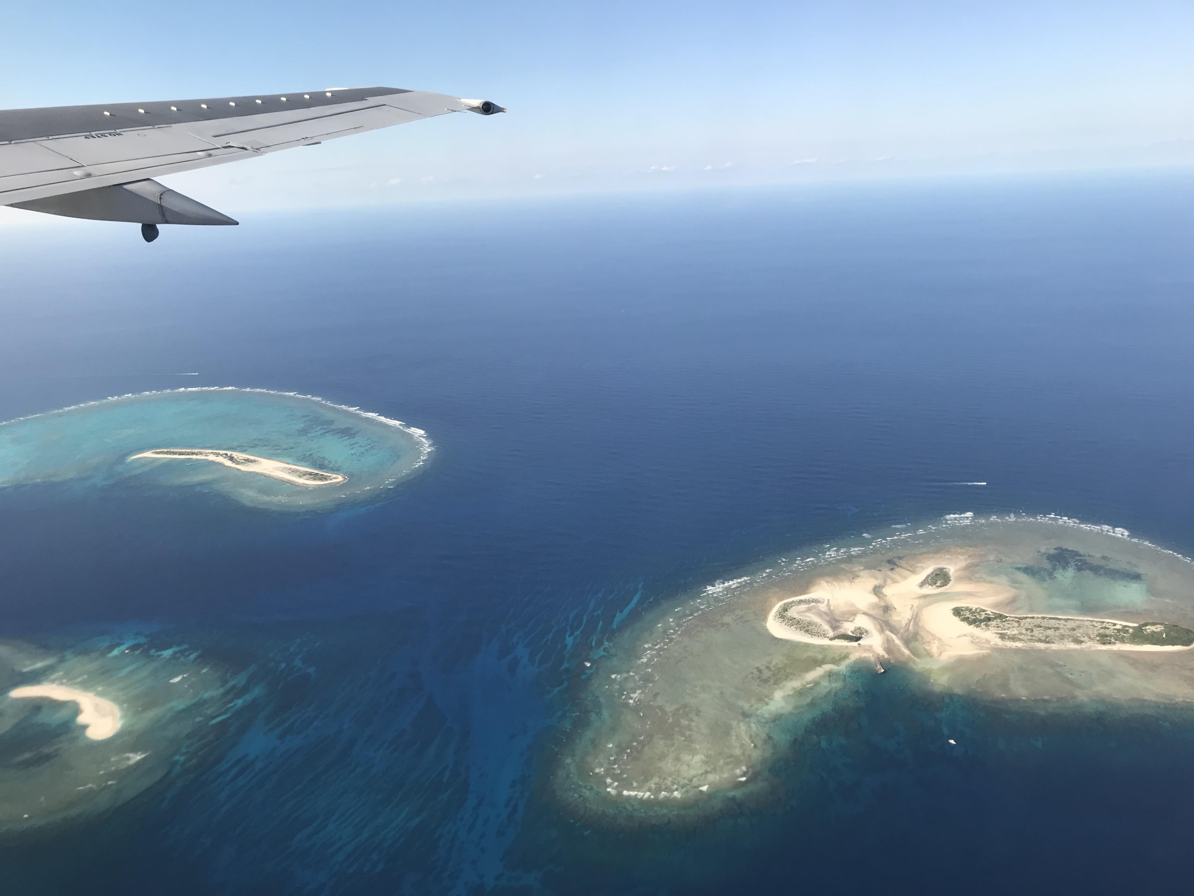 飛行機の窓から見る景色って一瞬いっしゅんがart すぎる🫶