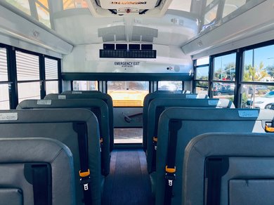 アメリカのスクールバス 26138000002 の写真・イラスト素材アマナイメージズ