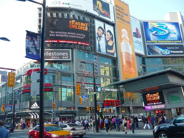 トロントのイートン センターでクリスマス ショッピングのビューの写真素材・画像素材 Image