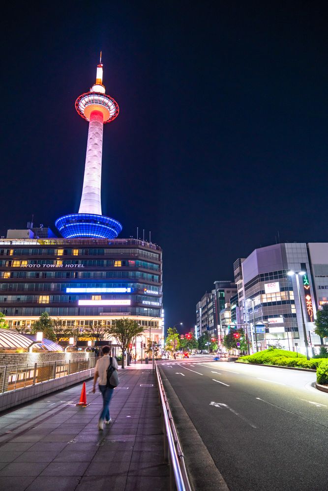 京都タワーのベスト撮影スポットは、個人的にはここだと思うんです。京都府 京都市京都駅 駅京都タワー日本の風景日本の美奥行き 奥行き同盟ローアングルほふく撮影隊京都kyotostation