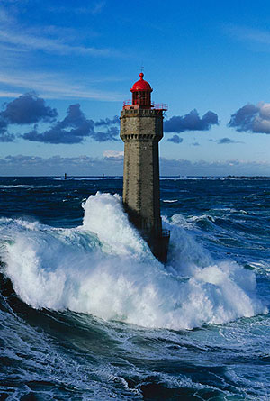 荒天時にヨーロッパで最も人気のある灯台 ブルターニュのプチミヌーの灯台の赤い光 フランスの眺めと日没のプチミヌー灯台 フランスの海岸線