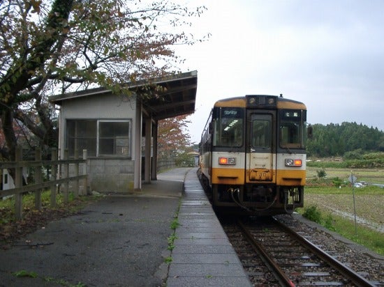 築堤上に残された鉄道車両そらうみ旅犬ものがたり